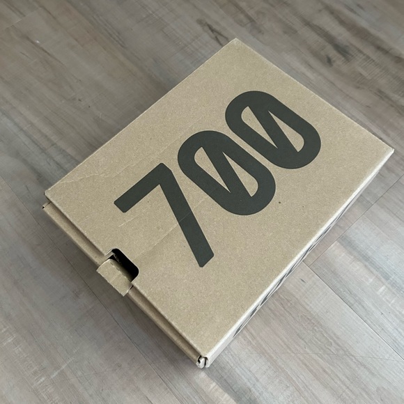 Yeezys boost 700 v2 infant sneakers - Picture 3 of 4